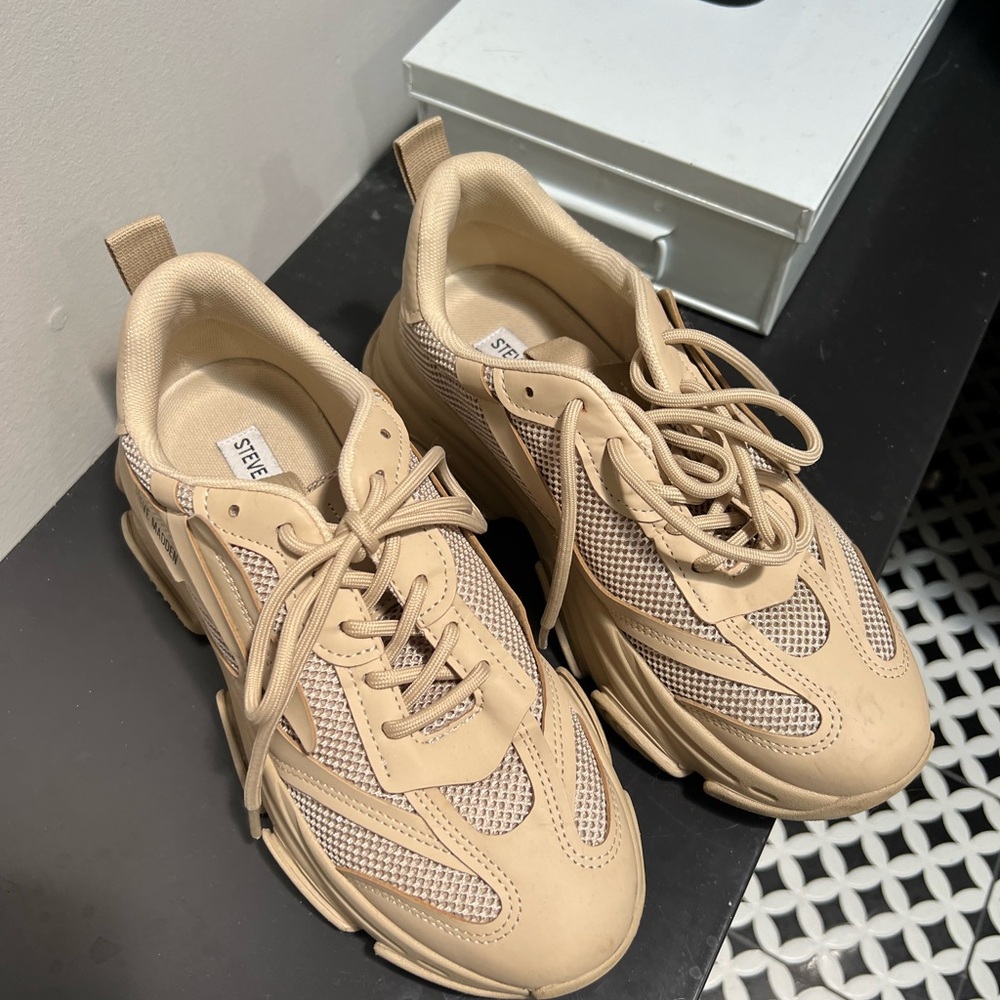 Steven Madden Chunky beige sneakers. Size 7